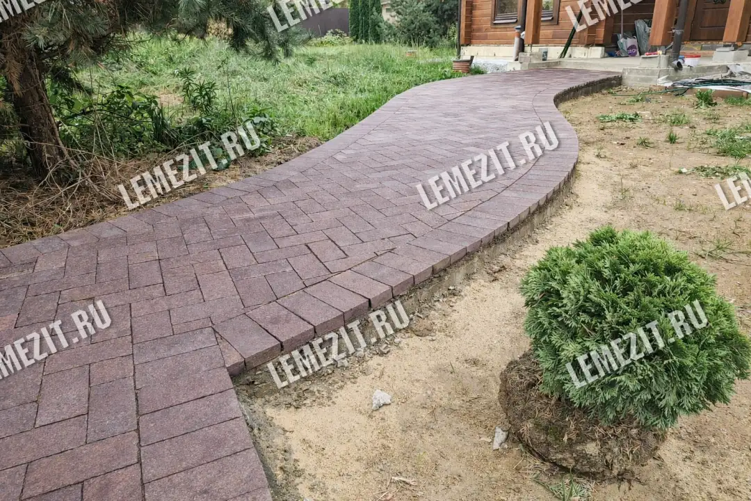 мощение дорожек пиленой брусчаткой из натурального камня лемезита